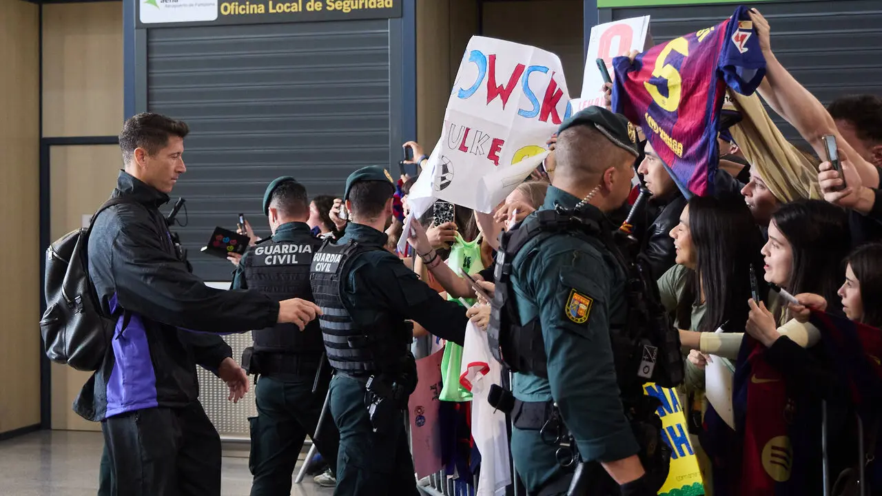 Llegada de la plantilla del FC Barcelona al aeropuerto de Noain para jugar el partido de La Liga EA Sports contra Osasuna en el estadio de El Sadar. I&Ntilde;IGO ALZUGARA