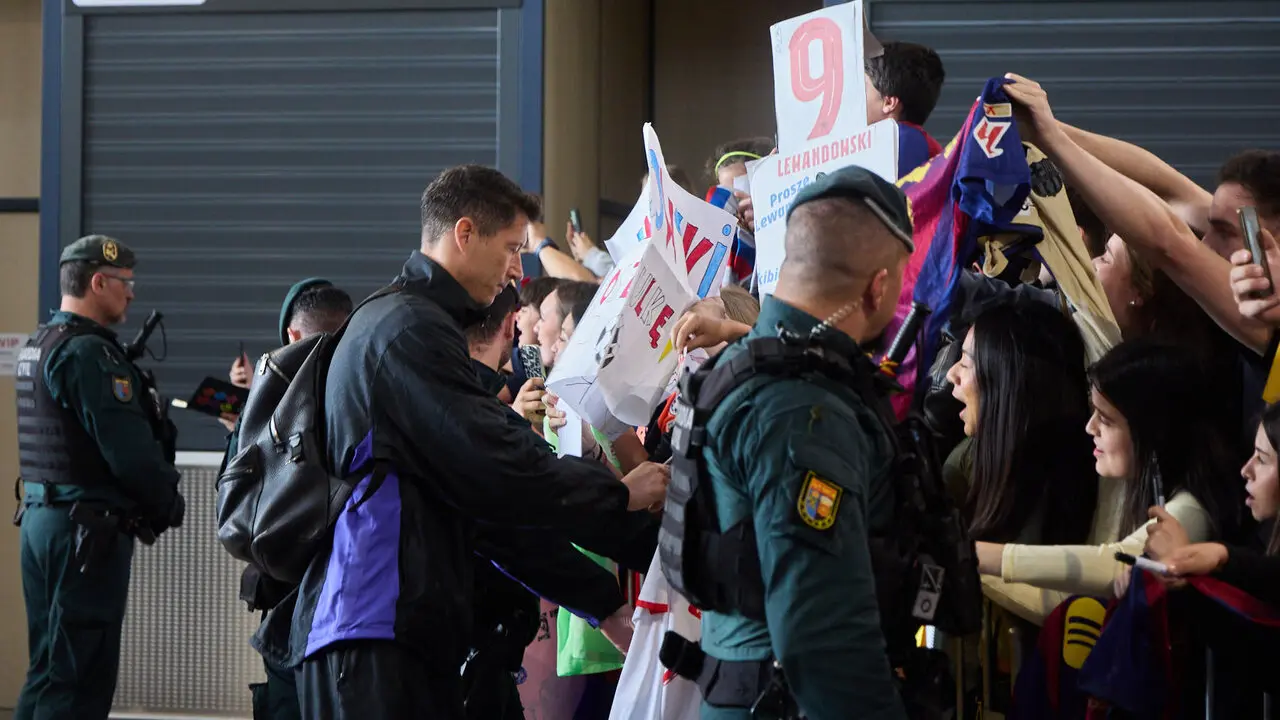 Llegada de la plantilla del FC Barcelona al aeropuerto de Noain para jugar el partido de La Liga EA Sports contra Osasuna en el estadio de El Sadar. I&Ntilde;IGO ALZUGARA