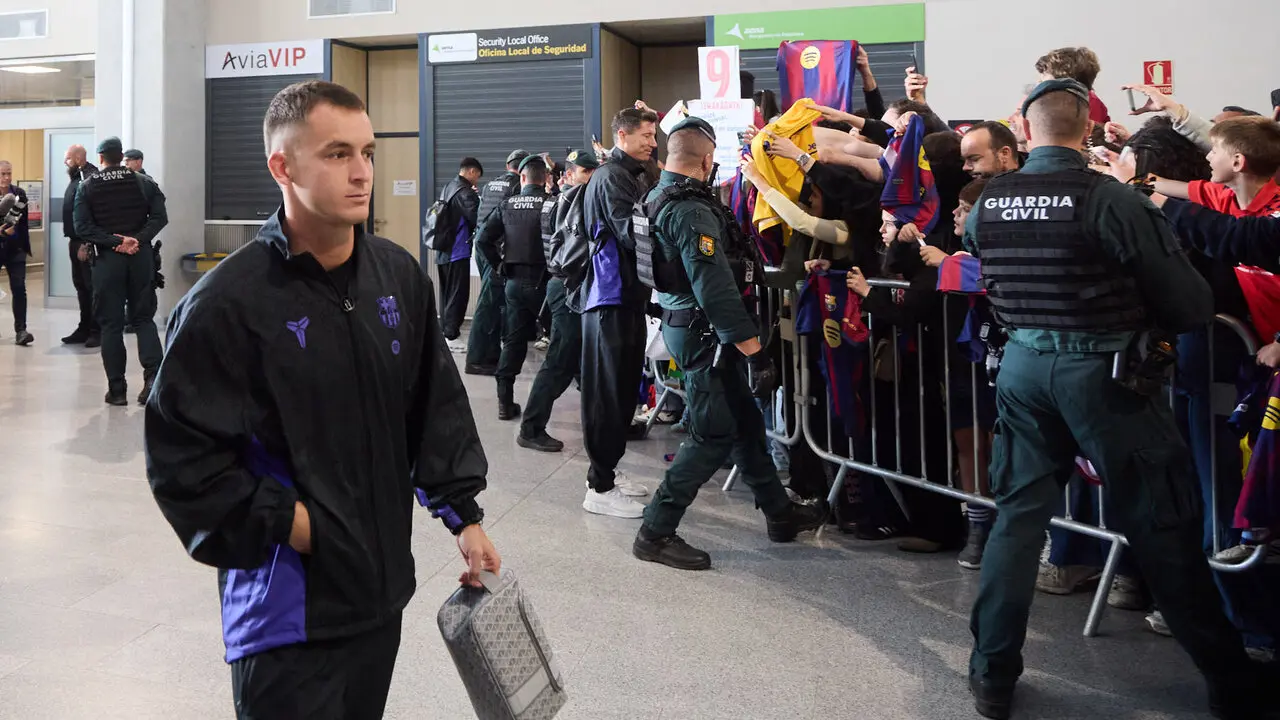 Llegada de la plantilla del FC Barcelona al aeropuerto de Noain para jugar el partido de La Liga EA Sports contra Osasuna en el estadio de El Sadar. I&Ntilde;IGO ALZUGARA