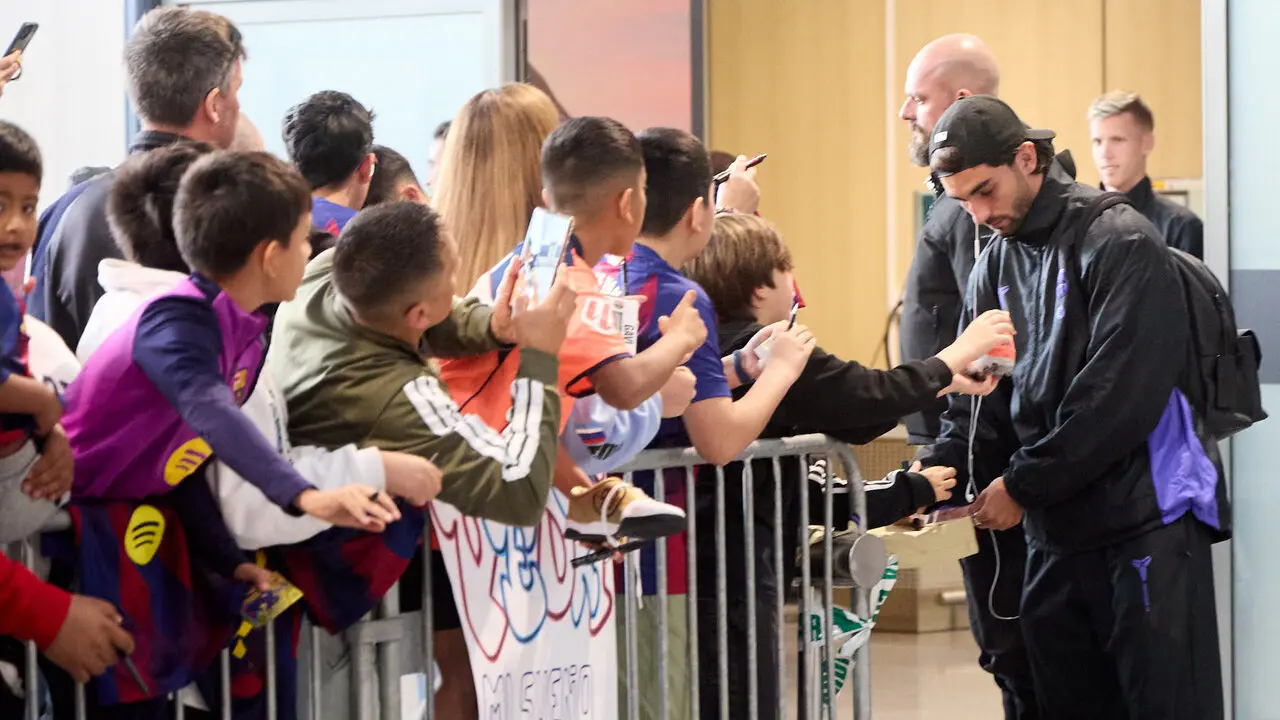 Llegada de la plantilla del FC Barcelona al aeropuerto de Noain para jugar el partido de La Liga EA Sports contra Osasuna en el estadio de El Sadar. I&Ntilde;IGO ALZUGARA