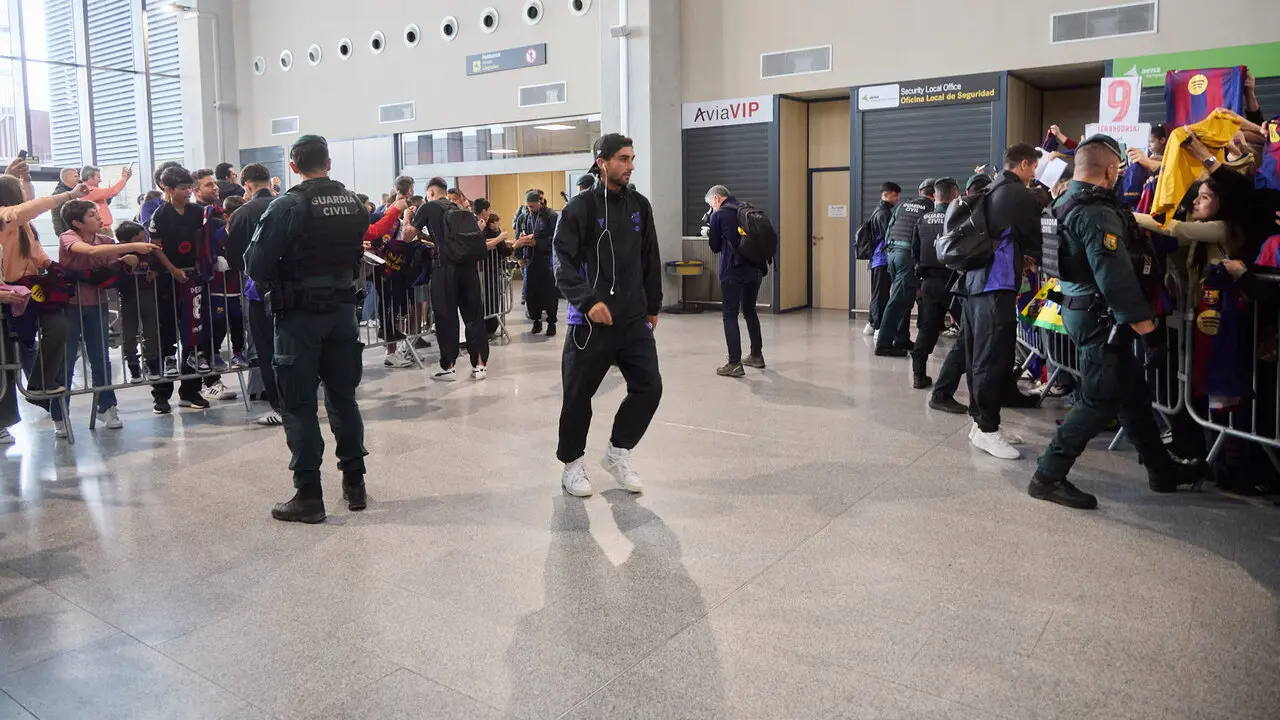 Llegada de la plantilla del FC Barcelona al aeropuerto de Noain para jugar el partido de La Liga EA Sports contra Osasuna en el estadio de El Sadar. I&Ntilde;IGO ALZUGARA