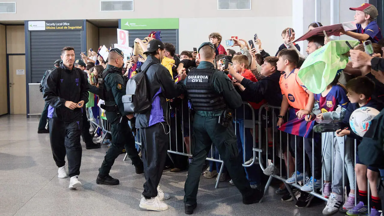 Llegada de la plantilla del FC Barcelona al aeropuerto de Noain para jugar el partido de La Liga EA Sports contra Osasuna en el estadio de El Sadar. I&Ntilde;IGO ALZUGARA