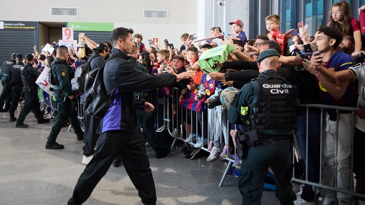 Llegada de la plantilla del FC Barcelona al aeropuerto de Noain para jugar el partido de La Liga EA Sports contra Osasuna en el estadio de El Sadar. I&Ntilde;IGO ALZUGARA