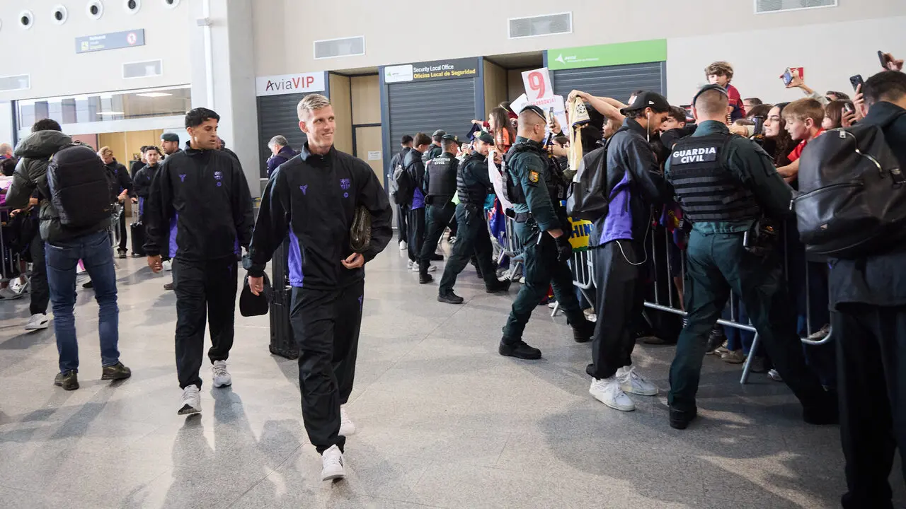 Llegada de la plantilla del FC Barcelona al aeropuerto de Noain para jugar el partido de La Liga EA Sports contra Osasuna en el estadio de El Sadar. I&Ntilde;IGO ALZUGARA