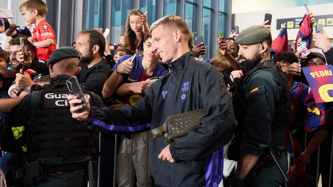 Llegada de la plantilla del FC Barcelona al aeropuerto de Noain para jugar el partido de La Liga EA Sports contra Osasuna en el estadio de El Sadar. I&Ntilde;IGO ALZUGARA