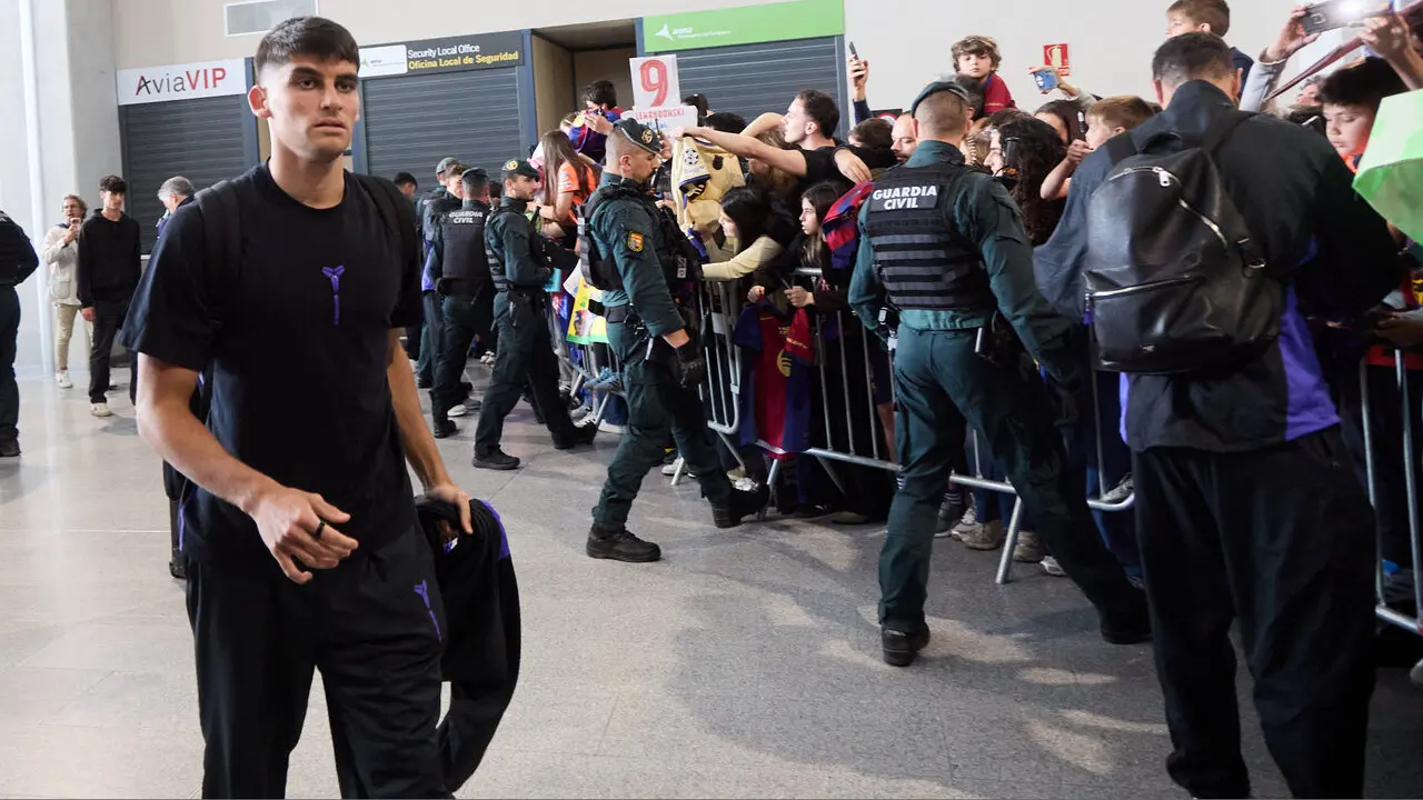 Llegada de la plantilla del FC Barcelona al aeropuerto de Noain para jugar el partido de La Liga EA Sports contra Osasuna en el estadio de El Sadar. I&Ntilde;IGO ALZUGARA