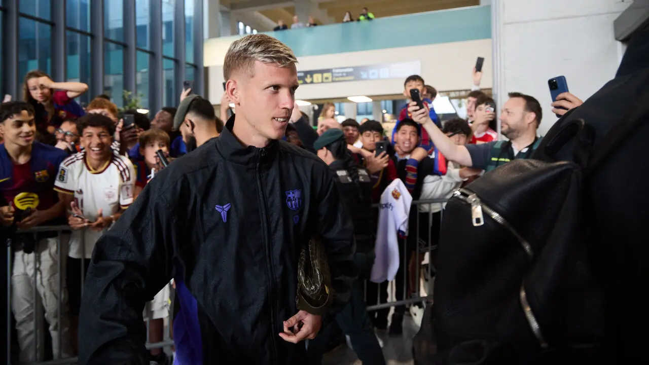Llegada de la plantilla del FC Barcelona al aeropuerto de Noain para jugar el partido de La Liga EA Sports contra Osasuna en el estadio de El Sadar. I&Ntilde;IGO ALZUGARA