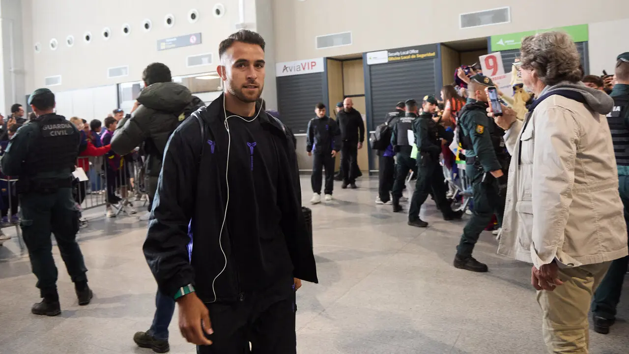 Llegada de la plantilla del FC Barcelona al aeropuerto de Noain para jugar el partido de La Liga EA Sports contra Osasuna en el estadio de El Sadar. I&Ntilde;IGO ALZUGARA