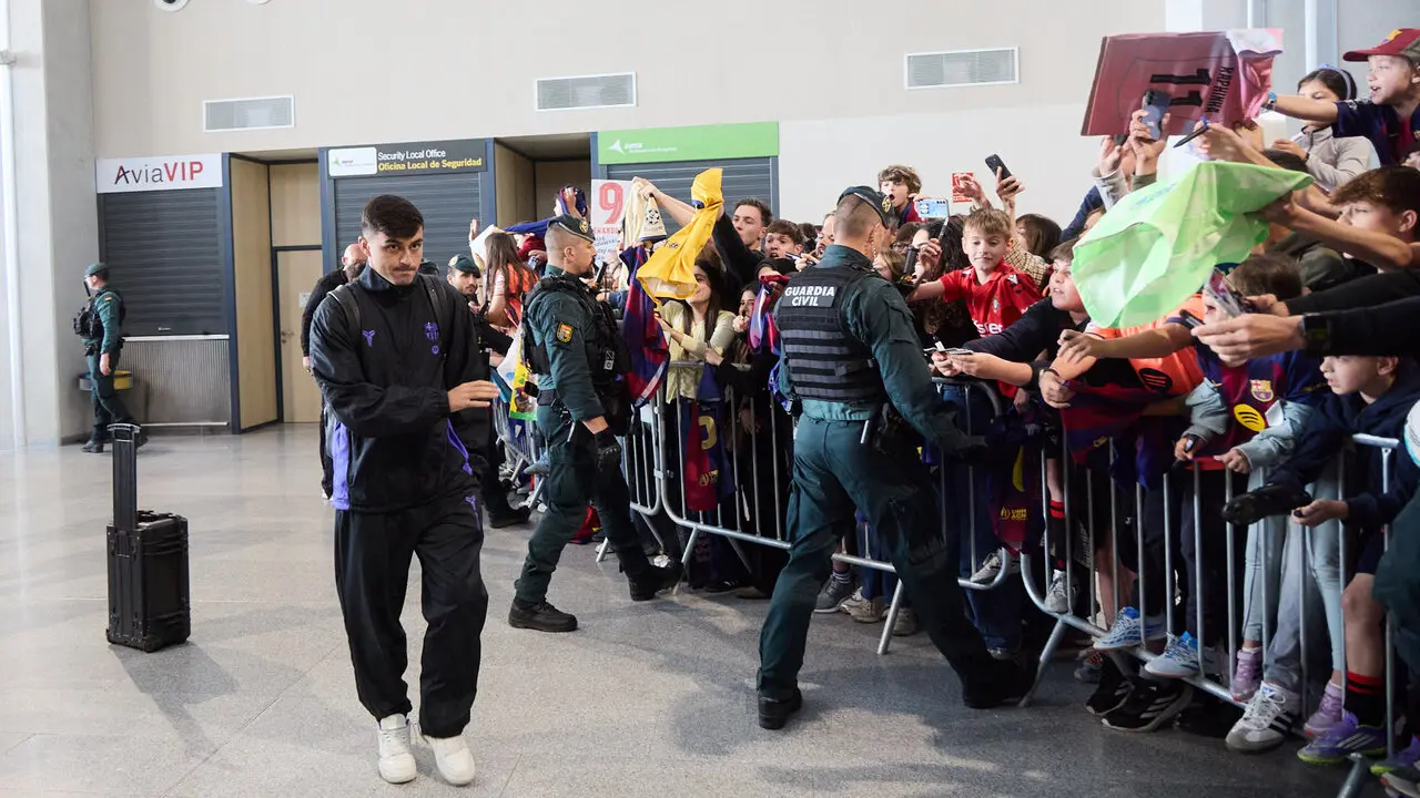 Llegada de la plantilla del FC Barcelona al aeropuerto de Noain para jugar el partido de La Liga EA Sports contra Osasuna en el estadio de El Sadar. I&Ntilde;IGO ALZUGARA