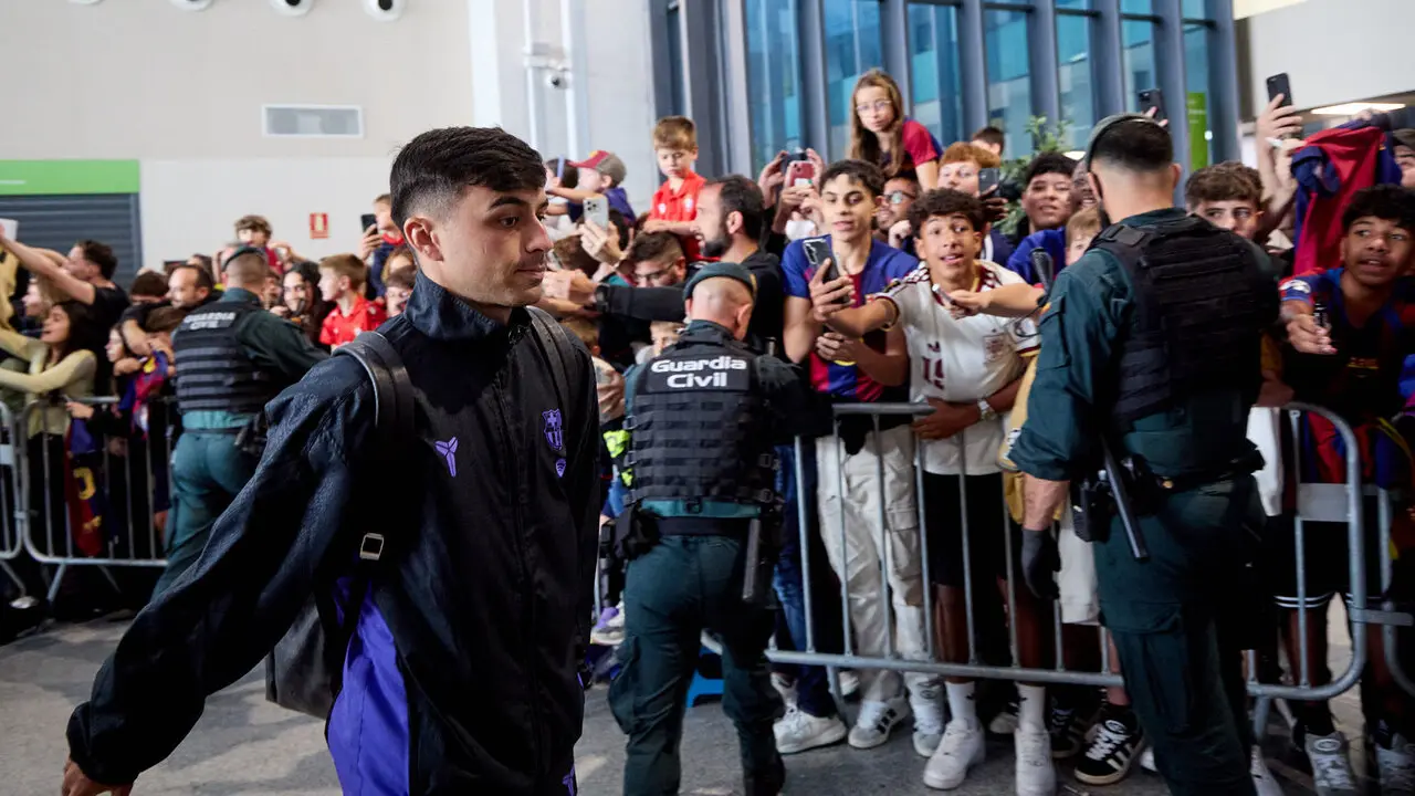 Llegada de la plantilla del FC Barcelona al aeropuerto de Noain para jugar el partido de La Liga EA Sports contra Osasuna en el estadio de El Sadar. I&Ntilde;IGO ALZUGARA