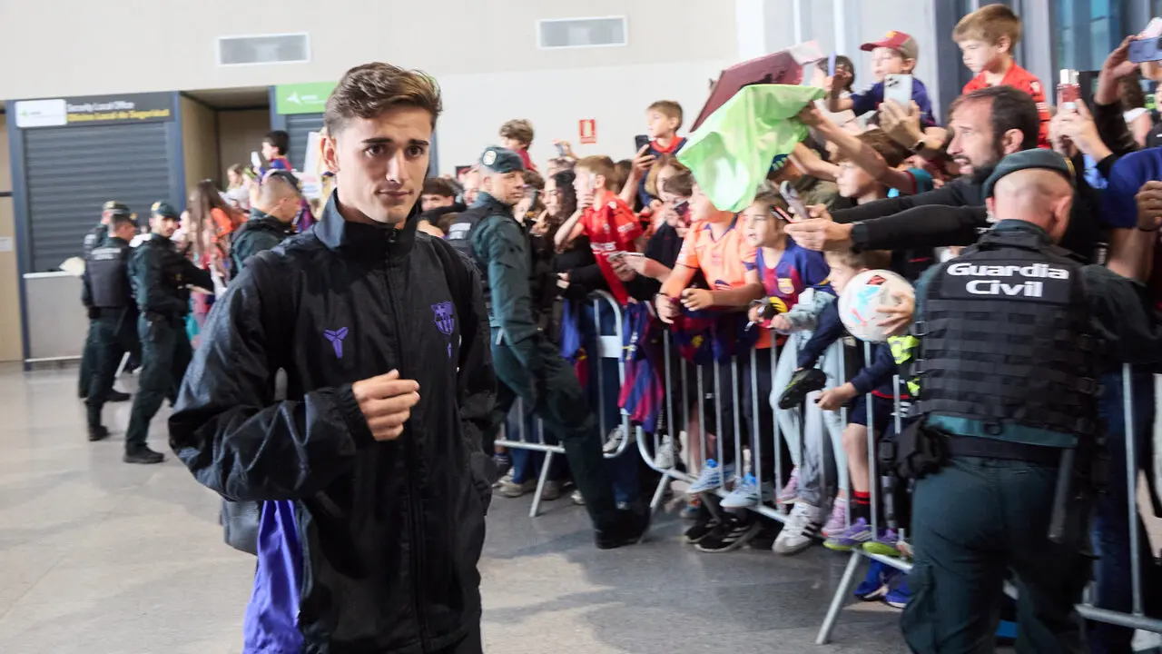 Llegada de la plantilla del FC Barcelona al aeropuerto de Noain para jugar el partido de La Liga EA Sports contra Osasuna en el estadio de El Sadar. I&Ntilde;IGO ALZUGARA