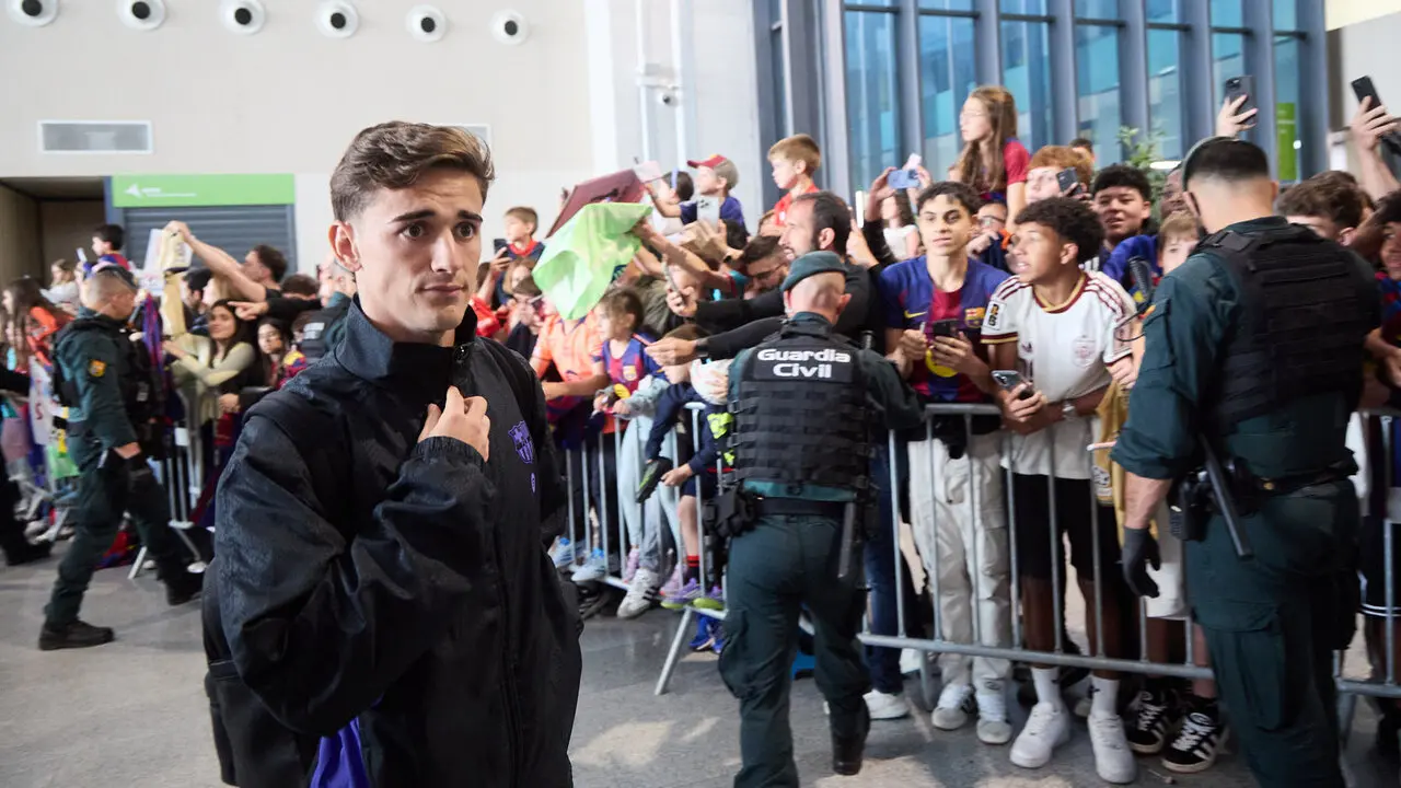 Llegada de la plantilla del FC Barcelona al aeropuerto de Noain para jugar el partido de La Liga EA Sports contra Osasuna en el estadio de El Sadar. I&Ntilde;IGO ALZUGARA