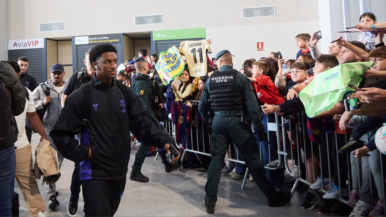 Llegada de la plantilla del FC Barcelona al aeropuerto de Noain para jugar el partido de La Liga EA Sports contra Osasuna en el estadio de El Sadar. I&Ntilde;IGO ALZUGARA
