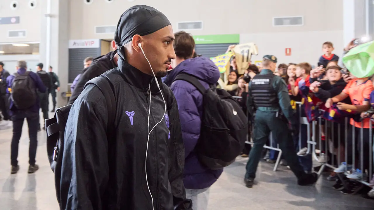 Llegada de la plantilla del FC Barcelona al aeropuerto de Noain para jugar el partido de La Liga EA Sports contra Osasuna en el estadio de El Sadar. I&Ntilde;IGO ALZUGARA