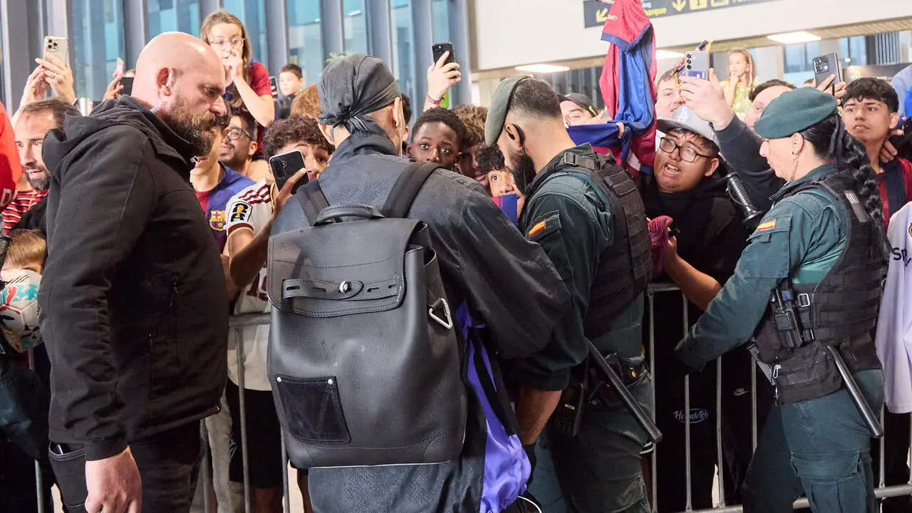 Llegada de la plantilla del FC Barcelona al aeropuerto de Noain para jugar el partido de La Liga EA Sports contra Osasuna en el estadio de El Sadar. I&Ntilde;IGO ALZUGARA