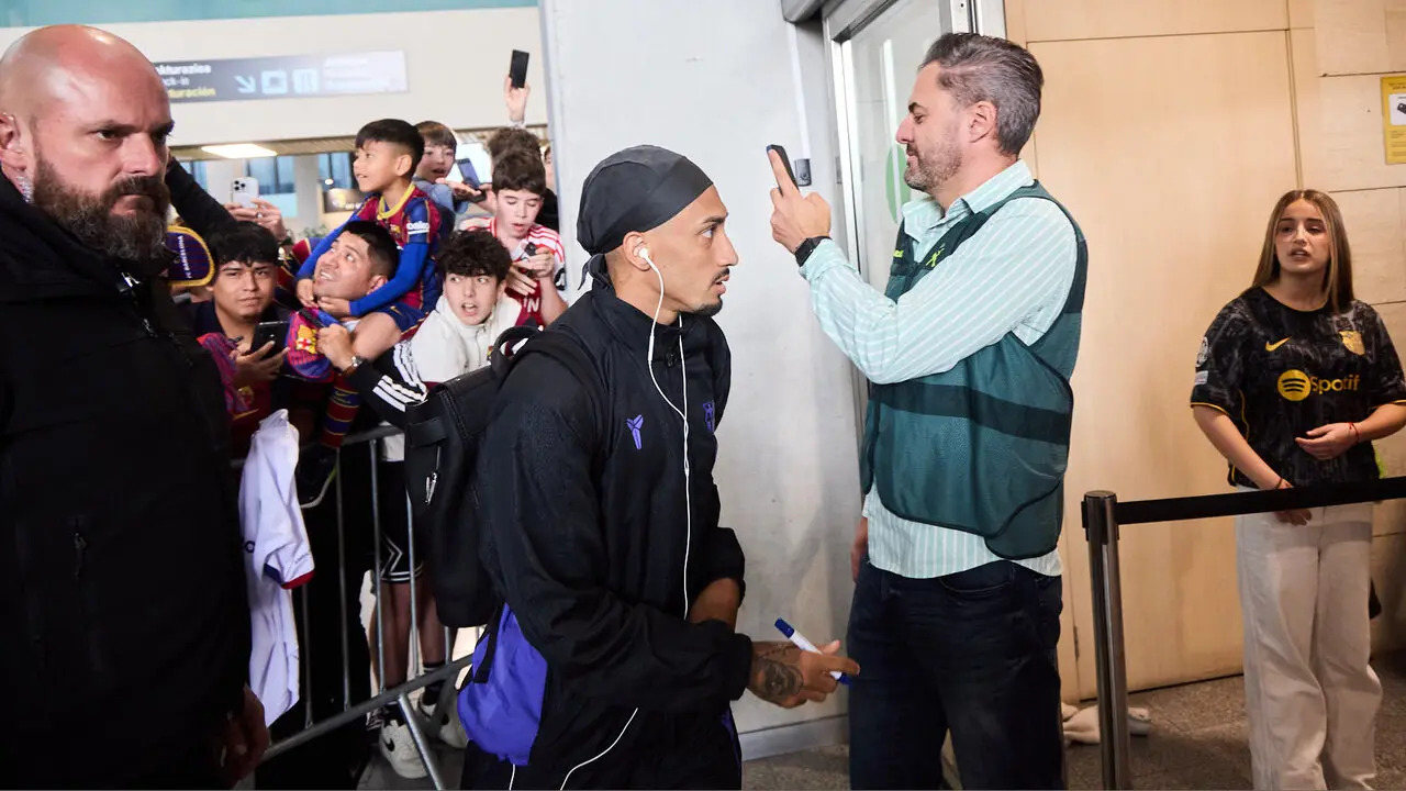 Llegada de la plantilla del FC Barcelona al aeropuerto de Noain para jugar el partido de La Liga EA Sports contra Osasuna en el estadio de El Sadar. I&Ntilde;IGO ALZUGARA