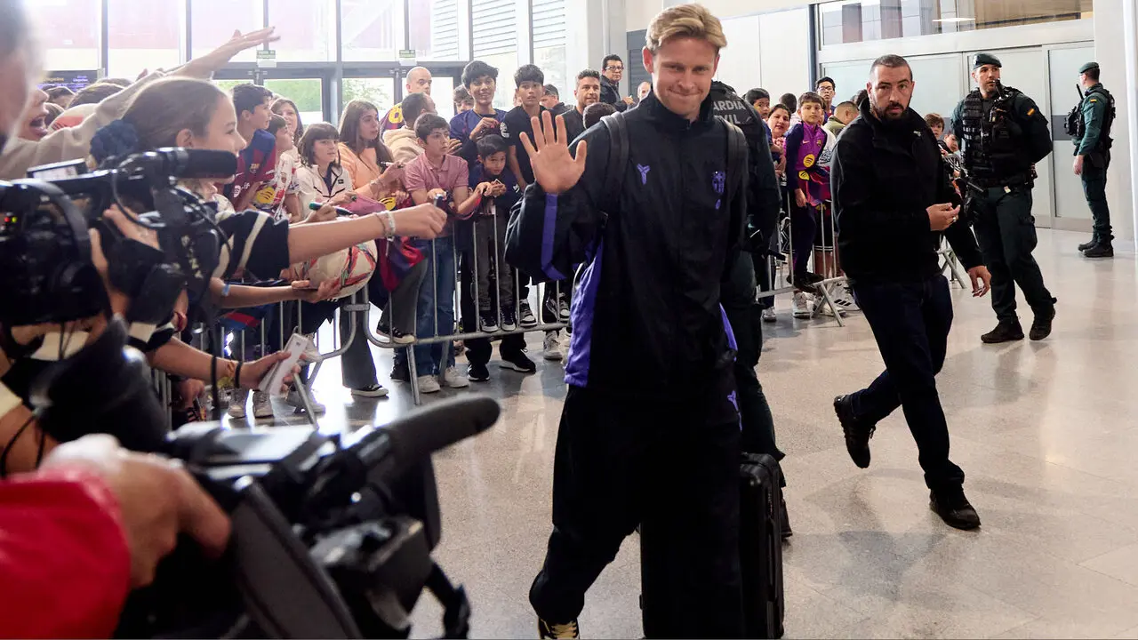 Llegada de la plantilla del FC Barcelona al aeropuerto de Noain para jugar el partido de La Liga EA Sports contra Osasuna en el estadio de El Sadar. I&Ntilde;IGO ALZUGARA