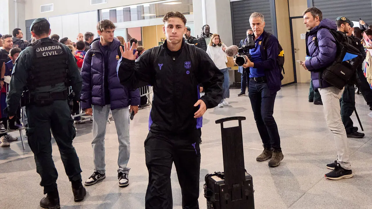 Llegada de la plantilla del FC Barcelona al aeropuerto de Noain para jugar el partido de La Liga EA Sports contra Osasuna en el estadio de El Sadar. I&Ntilde;IGO ALZUGARA
