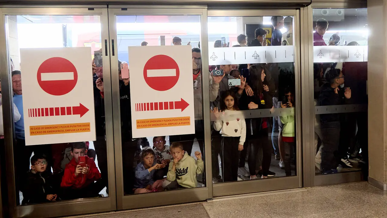 Llegada de la plantilla del FC Barcelona al aeropuerto de Noain para jugar el partido de La Liga EA Sports contra Osasuna en el estadio de El Sadar. I&Ntilde;IGO ALZUGARA
