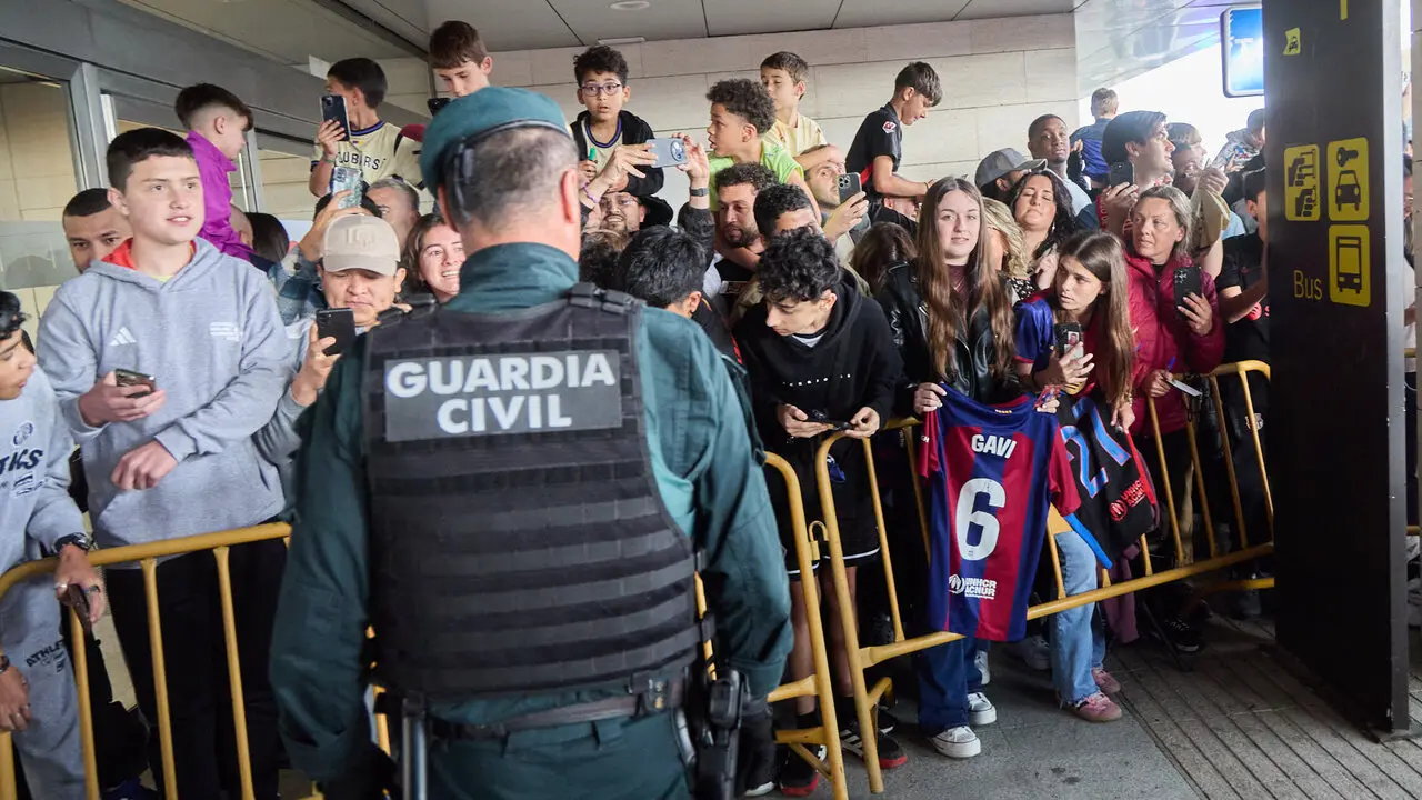 Llegada de la plantilla del FC Barcelona al aeropuerto de Noain para jugar el partido de La Liga EA Sports contra Osasuna en el estadio de El Sadar. I&Ntilde;IGO ALZUGARA