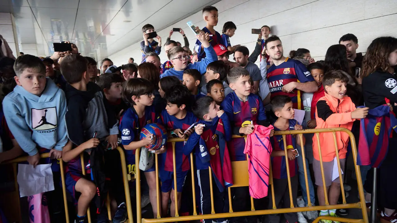 Llegada de la plantilla del FC Barcelona al aeropuerto de Noain para jugar el partido de La Liga EA Sports contra Osasuna en el estadio de El Sadar. I&Ntilde;IGO ALZUGARA