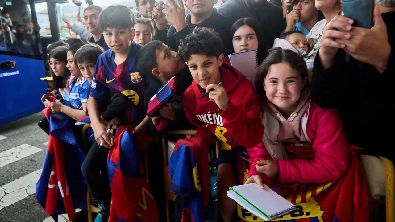 Llegada de la plantilla del FC Barcelona al aeropuerto de Noain para jugar el partido de La Liga EA Sports contra Osasuna en el estadio de El Sadar. I&Ntilde;IGO ALZUGARA