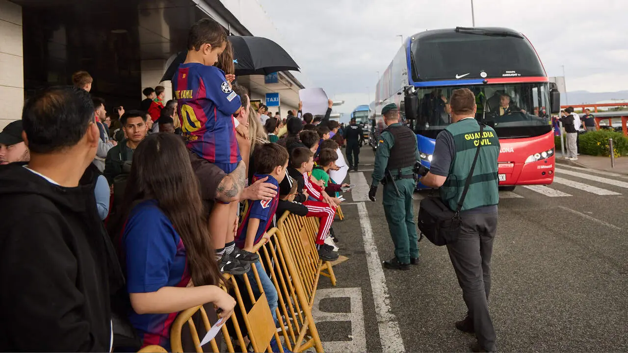 Llegada de la plantilla del FC Barcelona al aeropuerto de Noain para jugar el partido de La Liga EA Sports contra Osasuna en el estadio de El Sadar. I&Ntilde;IGO ALZUGARA
