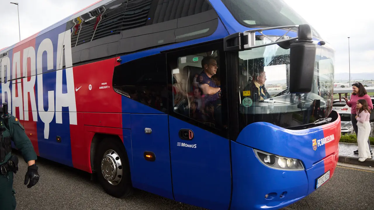 Llegada de la plantilla del FC Barcelona al aeropuerto de Noain para jugar el partido de La Liga EA Sports contra Osasuna en el estadio de El Sadar. I&Ntilde;IGO ALZUGARA