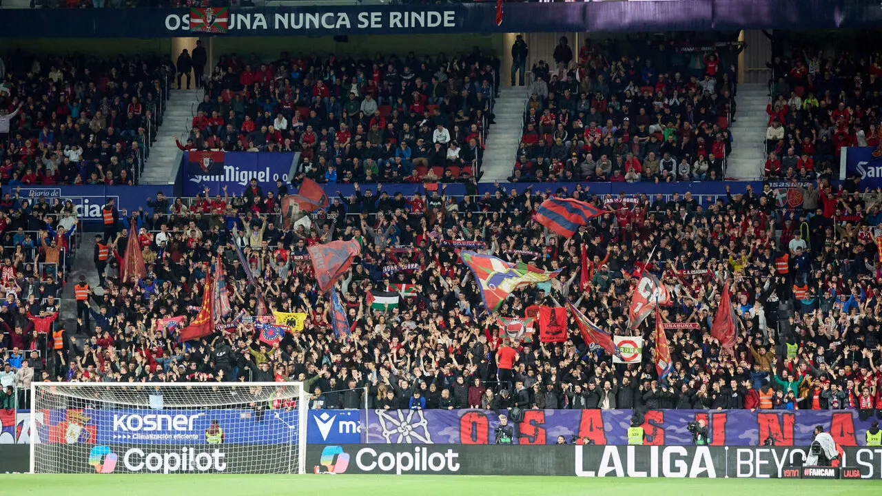 La grada del estadio de El Sadar durante el partido de La Liga EA Sports entre CA Osasuna y FC Barcelona disputado en Pamplona. I&Ntilde;IGO ALZUGARAY