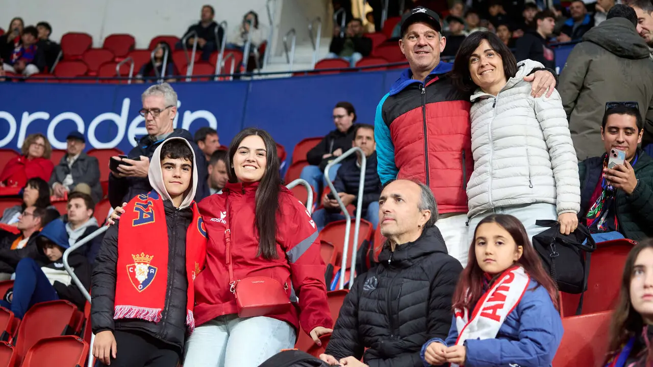 La grada del estadio de El Sadar durante el partido de La Liga EA Sports entre CA Osasuna y FC Barcelona disputado en Pamplona. I&Ntilde;IGO ALZUGARAY
