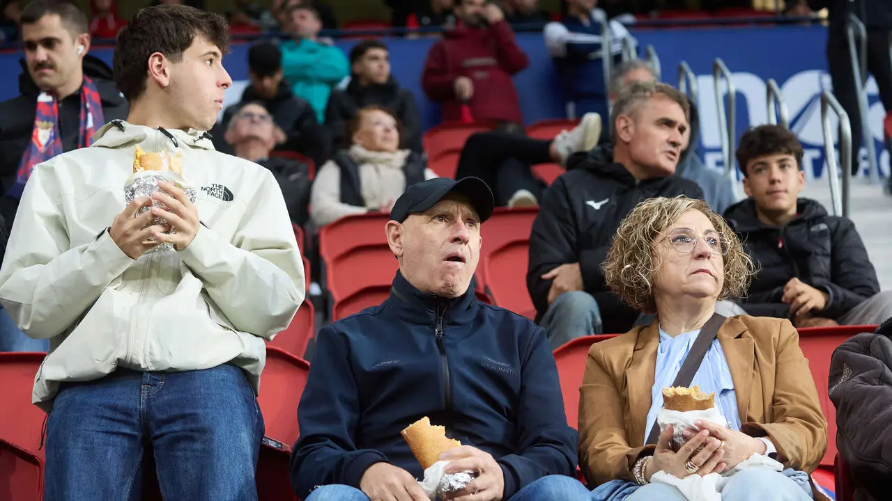 La grada del estadio de El Sadar durante el partido de La Liga EA Sports entre CA Osasuna y FC Barcelona disputado en Pamplona. I&Ntilde;IGO ALZUGARAY