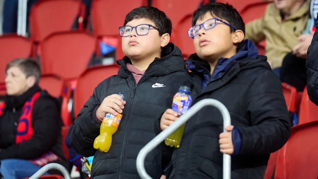 La grada del estadio de El Sadar durante el partido de La Liga EA Sports entre CA Osasuna y FC Barcelona disputado en Pamplona. I&Ntilde;IGO ALZUGARAY
