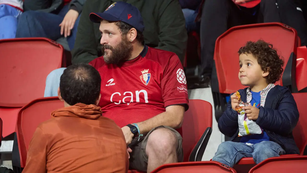 La grada del estadio de El Sadar durante el partido de La Liga EA Sports entre CA Osasuna y FC Barcelona disputado en Pamplona. I&Ntilde;IGO ALZUGARAY