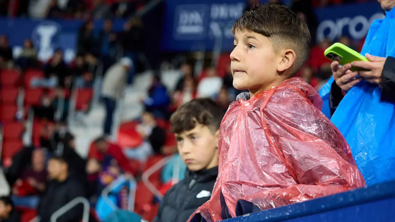 La grada del estadio de El Sadar durante el partido de La Liga EA Sports entre CA Osasuna y FC Barcelona disputado en Pamplona. I&Ntilde;IGO ALZUGARAY