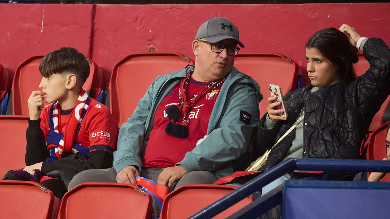La grada del estadio de El Sadar durante el partido de La Liga EA Sports entre CA Osasuna y FC Barcelona disputado en Pamplona. I&Ntilde;IGO ALZUGARAY