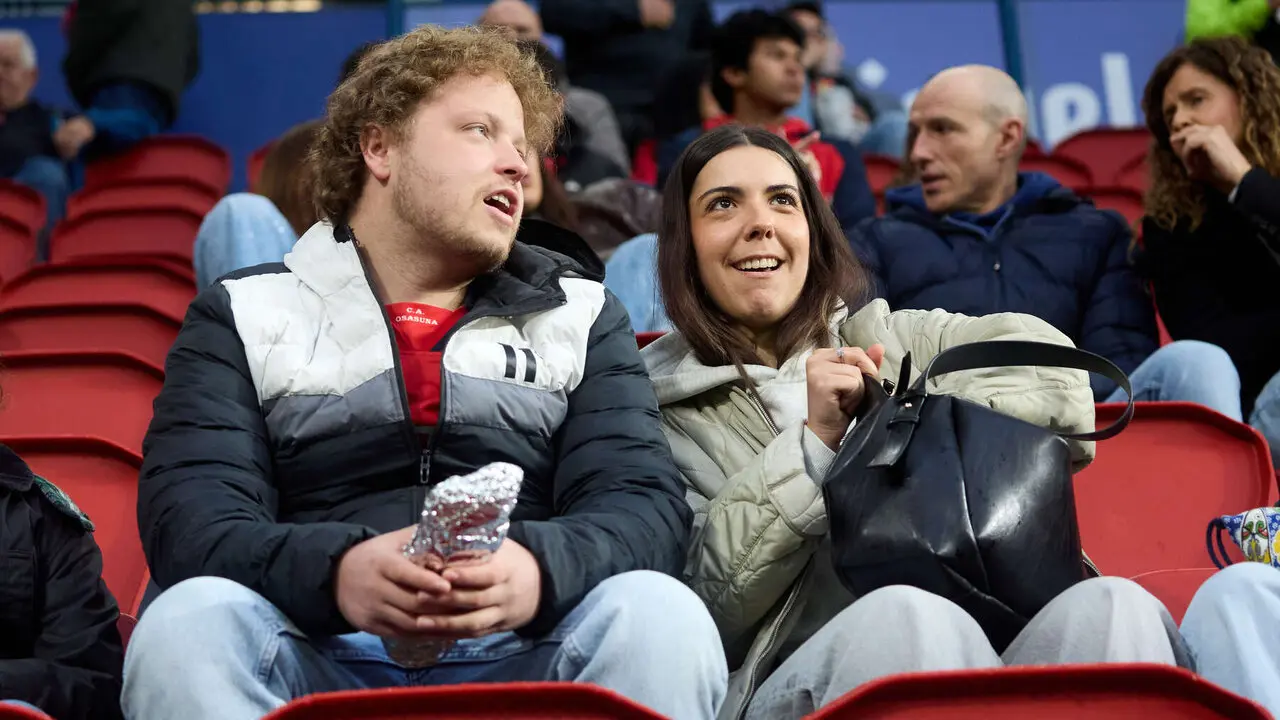 La grada del estadio de El Sadar durante el partido de La Liga EA Sports entre CA Osasuna y FC Barcelona disputado en Pamplona. I&Ntilde;IGO ALZUGARAY
