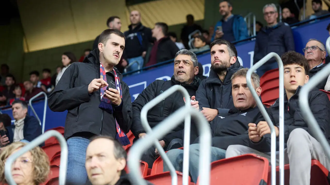 La grada del estadio de El Sadar durante el partido de La Liga EA Sports entre CA Osasuna y FC Barcelona disputado en Pamplona. I&Ntilde;IGO ALZUGARAY