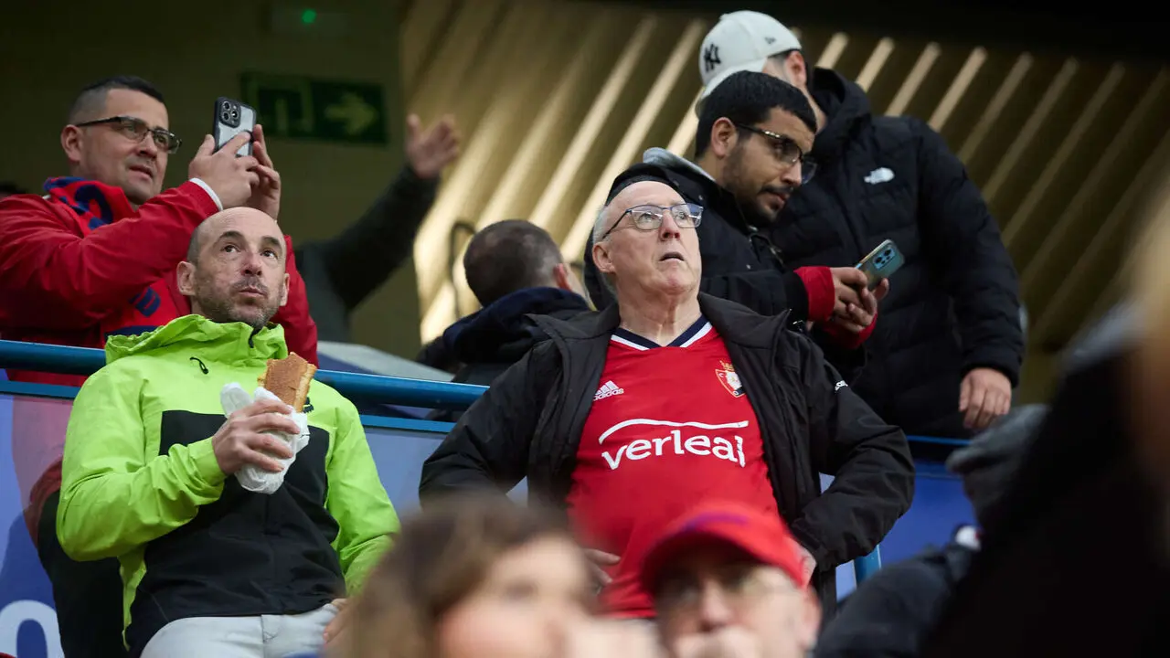 La grada del estadio de El Sadar durante el partido de La Liga EA Sports entre CA Osasuna y FC Barcelona disputado en Pamplona. I&Ntilde;IGO ALZUGARAY