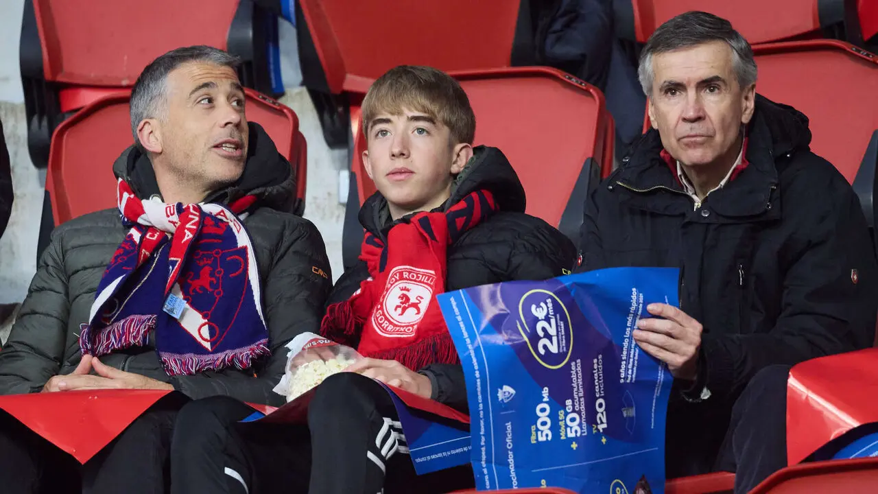 La grada del estadio de El Sadar durante el partido de La Liga EA Sports entre CA Osasuna y FC Barcelona disputado en Pamplona. I&Ntilde;IGO ALZUGARAY