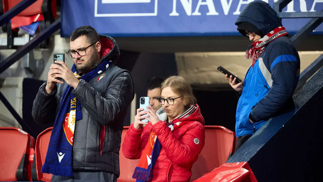 La grada del estadio de El Sadar durante el partido de La Liga EA Sports entre CA Osasuna y FC Barcelona disputado en Pamplona. I&Ntilde;IGO ALZUGARAY