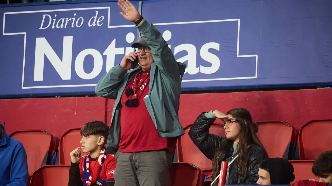 La grada del estadio de El Sadar durante el partido de La Liga EA Sports entre CA Osasuna y FC Barcelona disputado en Pamplona. I&Ntilde;IGO ALZUGARAY