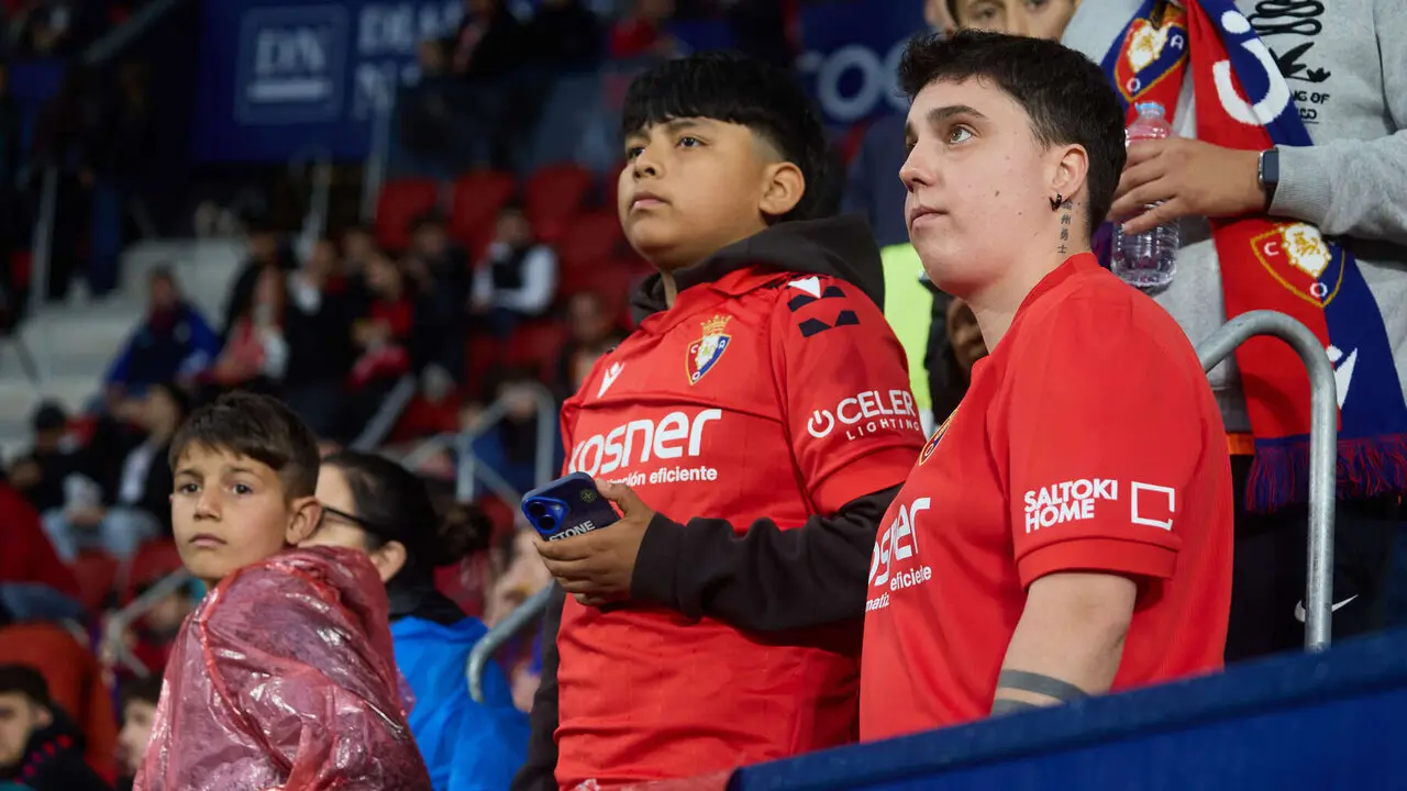 La grada del estadio de El Sadar durante el partido de La Liga EA Sports entre CA Osasuna y FC Barcelona disputado en Pamplona. I&Ntilde;IGO ALZUGARAY