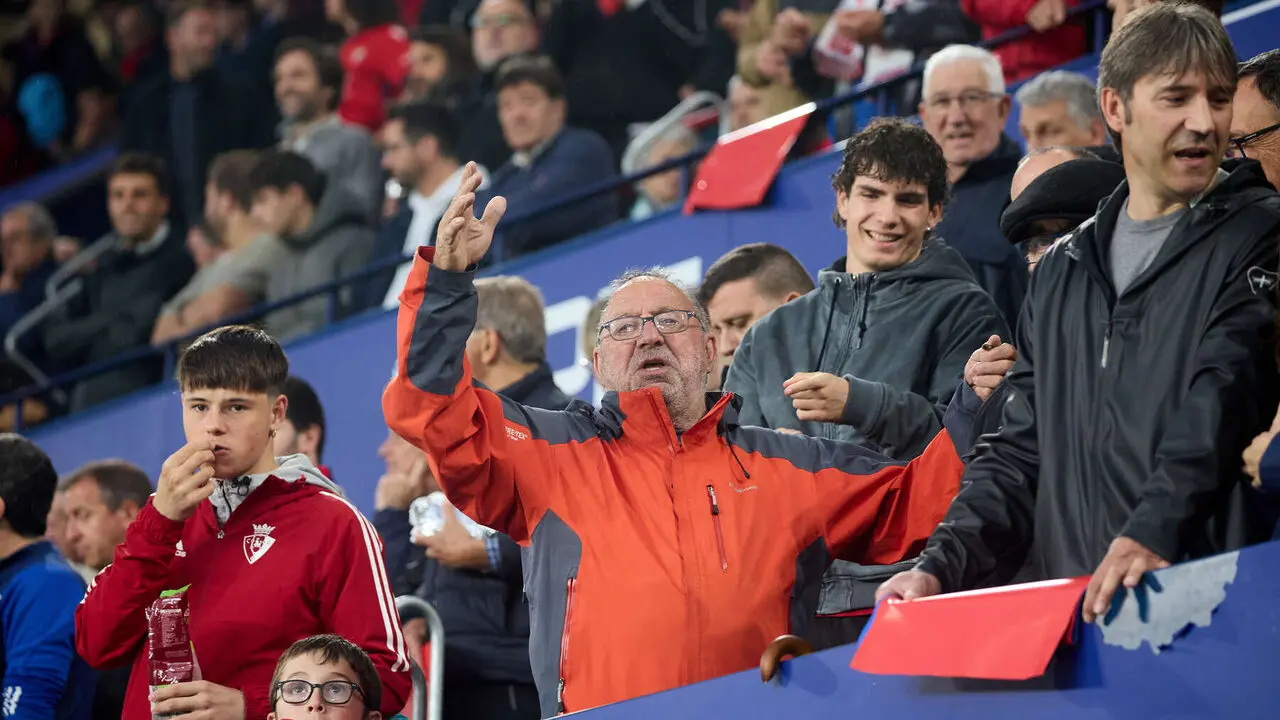 La grada del estadio de El Sadar durante el partido de La Liga EA Sports entre CA Osasuna y FC Barcelona disputado en Pamplona. I&Ntilde;IGO ALZUGARAY
