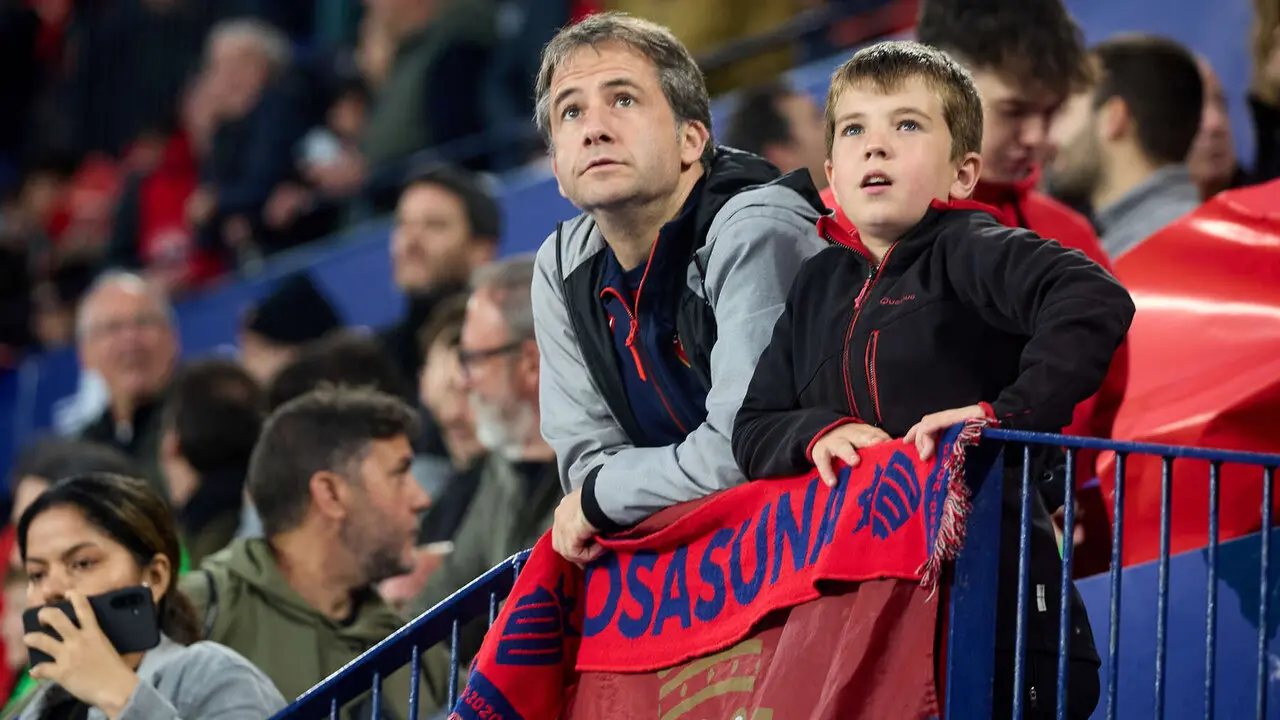 La grada del estadio de El Sadar durante el partido de La Liga EA Sports entre CA Osasuna y FC Barcelona disputado en Pamplona. I&Ntilde;IGO ALZUGARAY