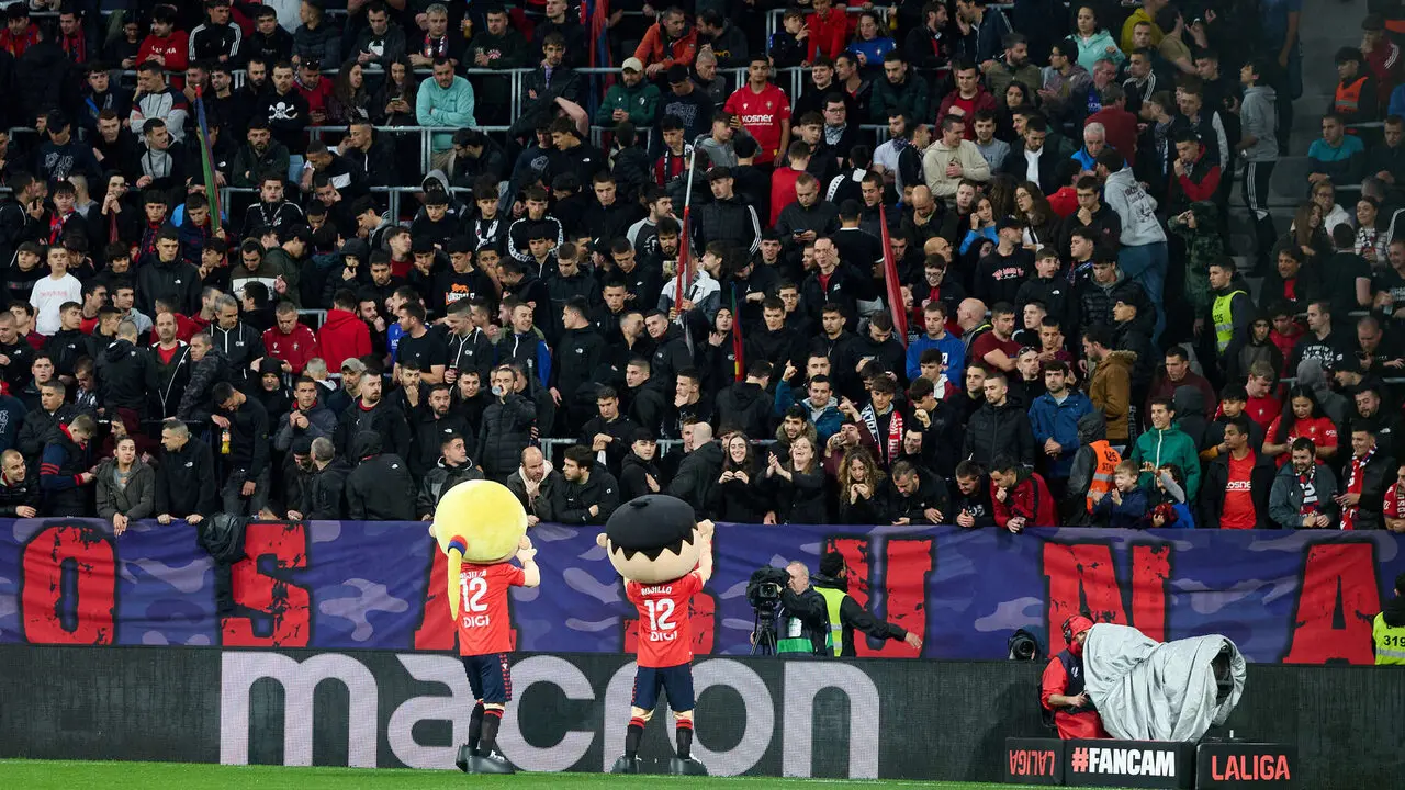 La grada del estadio de El Sadar durante el partido de La Liga EA Sports entre CA Osasuna y FC Barcelona disputado en Pamplona. I&Ntilde;IGO ALZUGARAY