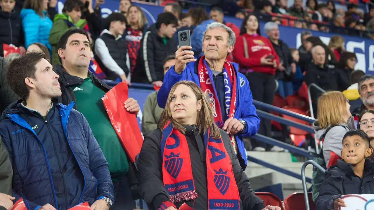 La grada del estadio de El Sadar durante el partido de La Liga EA Sports entre CA Osasuna y FC Barcelona disputado en Pamplona. I&Ntilde;IGO ALZUGARAY
