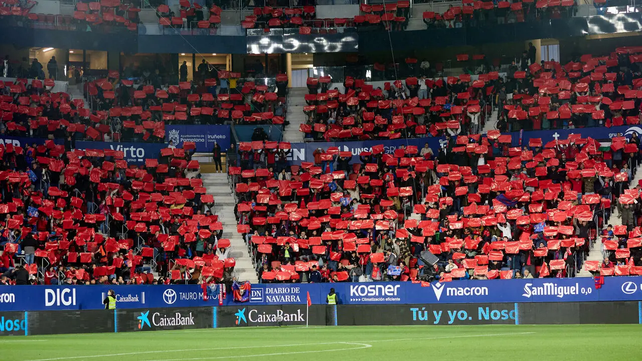 La grada del estadio de El Sadar durante el partido de La Liga EA Sports entre CA Osasuna y FC Barcelona disputado en Pamplona. I&Ntilde;IGO ALZUGARAY