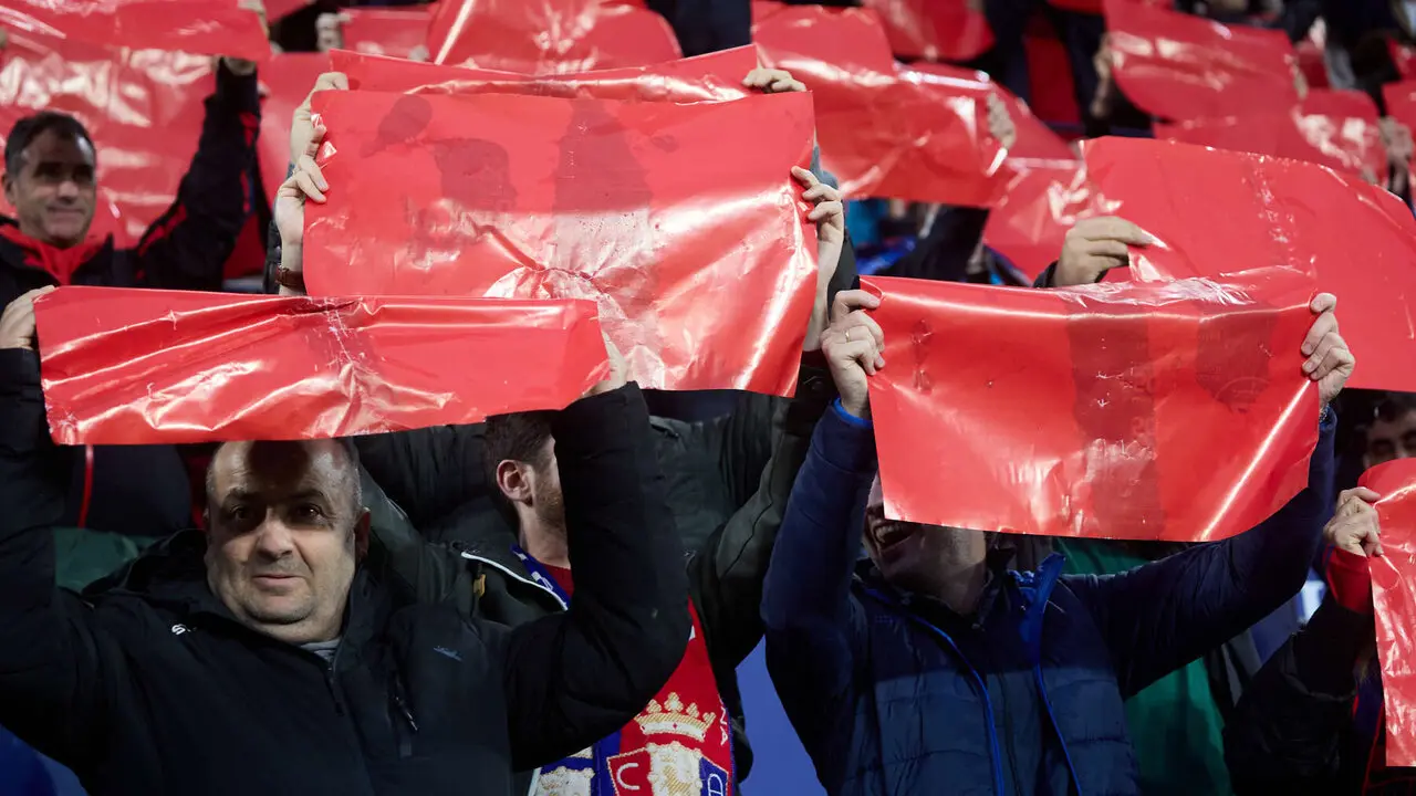 La grada del estadio de El Sadar durante el partido de La Liga EA Sports entre CA Osasuna y FC Barcelona disputado en Pamplona. I&Ntilde;IGO ALZUGARAY