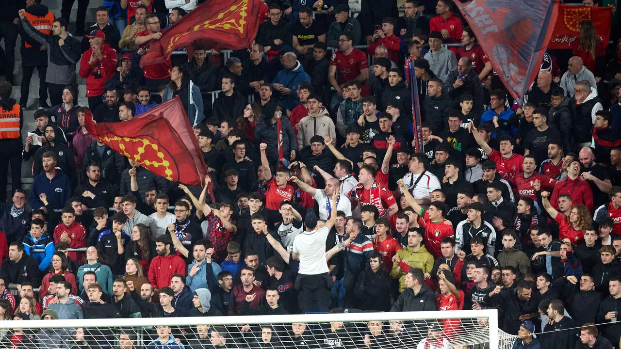 La grada del estadio de El Sadar durante el partido de La Liga EA Sports entre CA Osasuna y FC Barcelona disputado en Pamplona. I&Ntilde;IGO ALZUGARAY