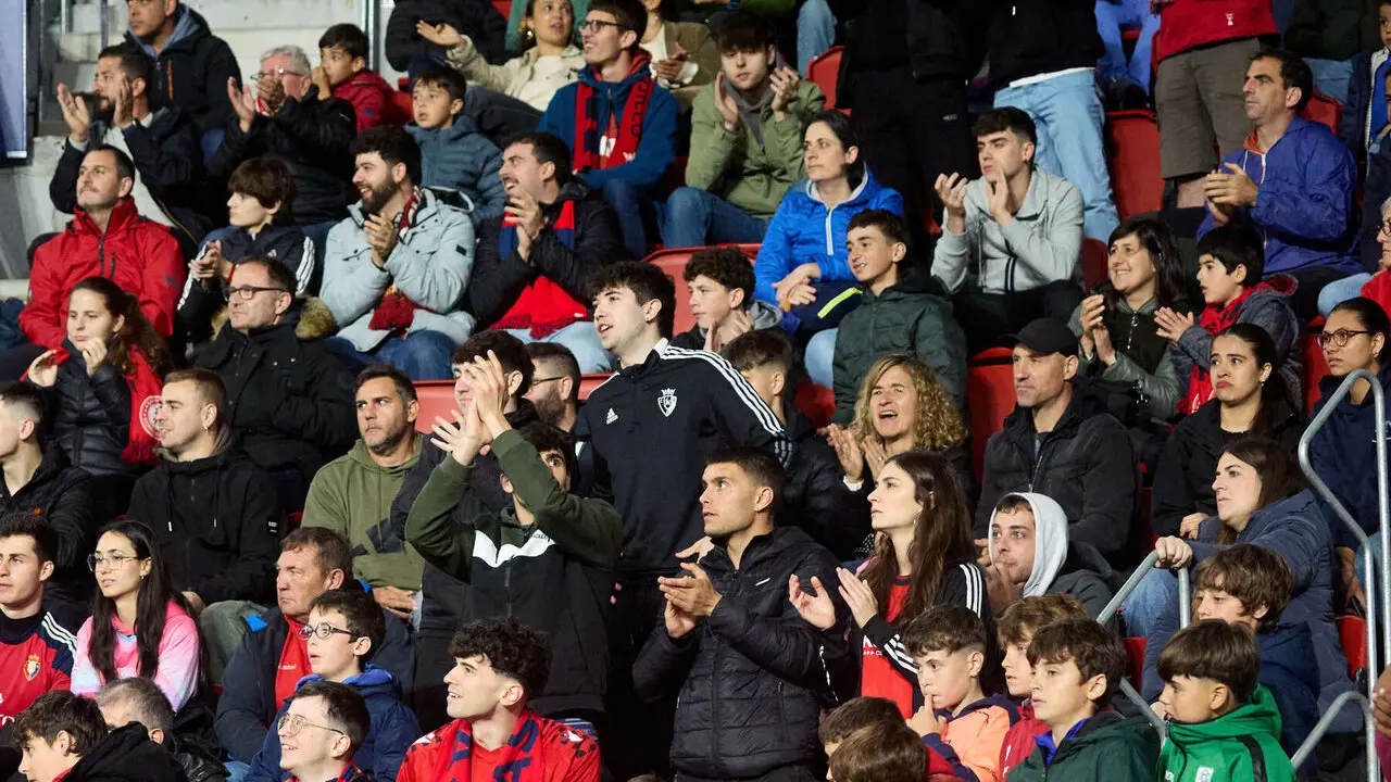 La grada del estadio de El Sadar durante el partido de La Liga EA Sports entre CA Osasuna y FC Barcelona disputado en Pamplona. I&Ntilde;IGO ALZUGARAY